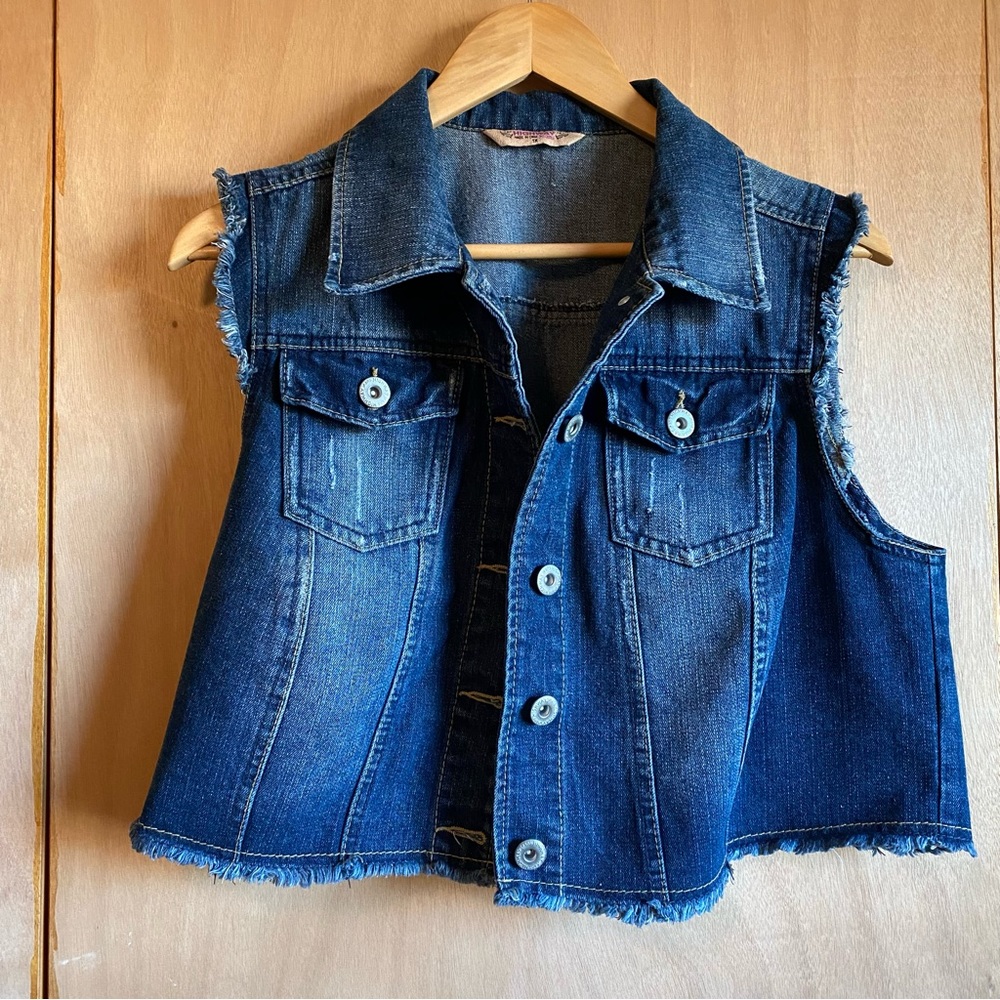Denim vest, women’s crop cut blue denim. Size 1X